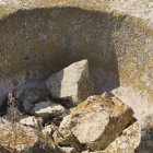 La pila bautismal del XVI que se usa de basurero.