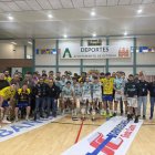 Foto de familia de los dos equipos finalistas con las autoridades civiles y deportivas.