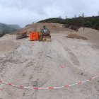 La estructura metálica de la sección de triturado de caliza de la cantera ha desaparecido y hoy la cubre un gran talud de tierra y arena.  Imagen para la historia de cómo era la cantera ahora ya restaurada.