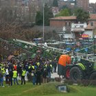 Decenas de agricultores y ganaderos con tractores se concentran frente a las Cortes de Castilla y León.