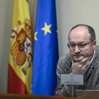 El director general de Energía y Minería, Javier Cueli, comparece ante la comisión parlamentaria que investiga el accidente minero que costó la vida a cinco trabajadores en Cerredo, este lunes en Oviedo. EFE/ Eloy Alonso.