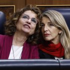 María Jesús Montero y Yolanda Díaz durante un pleno en el Congreso.