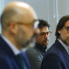 El director de Rodalies, Josep Enric Garcia (c) asiste a una rueda de prensa junto al presidente de Renfe Álvaro Fernández Heredia (d) y el presidente de Adif, Pedro Marco de la Peña (i) , este lunes en Barcelona. Cataluña ha vuelto a vivir otra jornada negra de movilidad después de que el servicio de Rodalies, que debía reanudarse tras toda una semana de sobresaltos y un fin de semana prácticamente sin trenes, se haya suspendido en dos ocasiones por un fallo informático en el centro de comunicación de Adif.