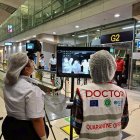 Personal de salud viste ropa de protección y máscaras en el aeropuerto de Suvarnabhumi.