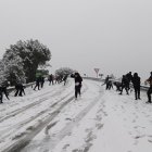 Varias personas se lanzan bolas de nieve en la carretera M-519 a la altura de Galapagar, este miércoles, en el que la borrasca Kristin deja una nevada en la región de Madrid. EFE/Álvaro Blanco.