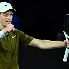 Sinner celebra su triunfo frente a Shelton que lo mete en las semifinales en el Abierto de Australia.