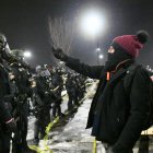 Un manifestante desafía a un agente ayer, en Mineápolis.