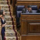 Diputadas de Junts pasan ayer ante Pedro Sánchez.