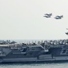 Vista del portaaviones USS Abraham Lincoln que se dirige a Irán.