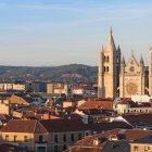 León desde las alturas: tejados rojizos, montañas al fondo y una catedral que corta la respiración con solo mirarla.