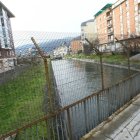 El canal de Cornatel a su paso por la parte alta de Ponferrada, que pretende cubrirse con ayuda de Endesa tras la negociación en curso del alcalde.