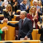 Antonio Silván recibe el aplauso cerrado de la bancada azul.