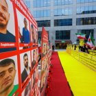 Miembros de la resistencia de Irán se manifiestan en Bruselas.