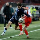 Javi Rueda pugna por el balón con Milos Veljkovic.