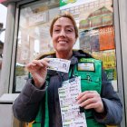 La vendedora del puesto de la Pícara Justina, Adriana Osorio Vélez, con los cupones conmemorativos.