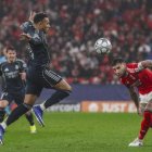 Mbappé y Otamendi pugnan por el balón en el partido del miércoles entre el Benfica y el Real Madrid en Portugal.