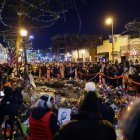 Personas participan en una vigilia en honor a Alex Prett.