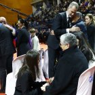 El rey Felipe y la reina Letizia conversan con familiares de las víctimas durante el funeral.