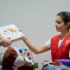Una voluntaria participa en la entrega de juguetes.