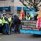 Manifestantes contemplan el paso de un tractor en la protesta de León.