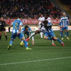 Selu Diallo, rodeado de contrarios, pelea por el balón en un lance del encuentro.