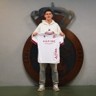 Peru posa con la camiseta de la Cultural