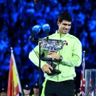 Carlos Alcaraz con su trofeo de campeón del Abierto de Australia 2026.