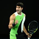 Alcaraz celebra su triunfo sobre Djokovic que lo corona como flamante campeón del Abierto de Australia 2026.