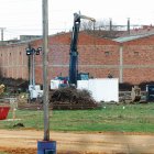 Los operarios trabajan en el entorno de la vía para hacer el subterráneo.