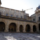 EL CONSEJERO DE CULTURA VISITA EL CLAUSTRO FONSECA ( CLAUSTRO PRINCIPAL O CLAUSTRO PROCESIONAL )TRAS SU RESTAURACIÓN Y EL PANTEÓN REAL DE SAN ISIDORO