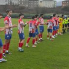 El derbi con el saludo inicial de los dos equipos.