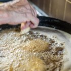 La masa, finísima y aromática, se fríe en aceite muy caliente para lograr el crujiente perfecto de este postre típico leonés.
