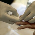 Momento de una prueba médica que realiza un profesional de sanidad a un paciente.