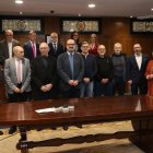 Foto de familia con los empleados que se jubilan.