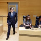 El consejero de Economía y Hacienda y portavoz, Carlos Fernández Carriedo, interviene en la Diputación Permanente de las Cortes para presentar el Decreto Ley de incremento de las retribuciones de los empleados públicos de la Comunidad.
