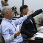 El diputado de EH Bildu, Oskar Matute interroga al líder del PP, Alberto Núñez Feijóo (no en la imagen) durante su comparecencia este lunes ante la comisión del Congreso que investiga la gestión de la dana de 2024, que dejó 230 muertos en la provincia de Valencia.