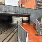 Un operario realiza medidas en el pasillo de Feve, junto a Maristas
