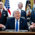 Trump ayer, en el Despacho Oval en un acto público.