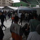Palestinos esperan medicamentos en Rafah.