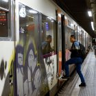Aspecto de la Estación de Sants de Barcelona este lunes cuando el servicio de Rodalies no recupera la normalidad previa a la crisis de movilidad, pues los usuarios tendrán que subirse a autobuses para cubrir aún una decena de tramos de vía que siguen sin estar operativos, mientras Adif trabaja en 31 puntos de la red para hacer reparaciones de urgencia.