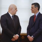 Pedro Sánchez conversa con el presidente del Líbano, Joseph Aoun, ayer en la Moncloa.