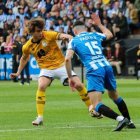 Slavy, nuevo jugador de la Deportiva, en su etapa en Unionistas CF, trata de irse de Pablo Vázquez en un partido en Riazor.