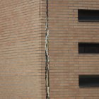 Detalla de la grieta en el Centro Cívico de Santo Tomás de las Ollas.