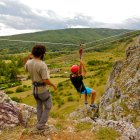 Un joven realiza una actividad de multiaventura en una imagen de archivo.