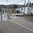 Limpieza de agentes medioambientales en Garaño tras la lluvia.
