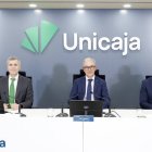 De izquierda a derecha, el director general de Finanzas, Pablo González, el CEO de Unicaja, Isidro Rubiales, y Jaime Hernández, director de Relación con Inversores, durante la rueda de prensa de presentación de resultados de 2025 del Grupo Unicaja, que obtuvo en 2025 un beneficio neto de 632 millones de euros, un 10,3 % más que en 2024, y ha elevado un 19 % la previsión de resultado neto acumulado para el periodo del plan estratégico 2025-2027 por encima de 1.900 millones de euros frente a los 1.600 millones estimados inicialmente. La entidad distribuirá con cargo a los resultados de 2025 un dividendo de 443 millones, de los que 169 ya los abonó en septiembre, según ha comunicado este martes a la Comisión Nacional del Mercado de Valores (CNMV).-EFE/ Alex Blanco UNICAJA***SOLO USO EDITORIAL/SOLO DISPONIBLE PARA ILUSTRAR LA NOTICIA QUE ACOMPAÑA (CRÉDITO OBLIGATORIO)***
