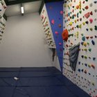 Nuevo rocódromo de Cistierna ubicado en el pabellón de deportes municipal.