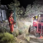 Uno de los soldados de la UME pilota un dron terrestre en los incendios del verano.