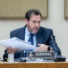 El ministro de Transportes y Movilidad Sostenible, Óscar Puente, comparece ante la Comisión de Transportes y Movilidad Sostenible, en el Congreso de los Diputados, a 3 de febrero de 2026, en Madrid (España).