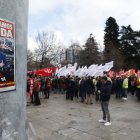 Comités de empresa del Grupo Renfe y Adif se concentran frente al Ministerio de Trnasportes para exigir responsabilidades que garanticen la seguridad.